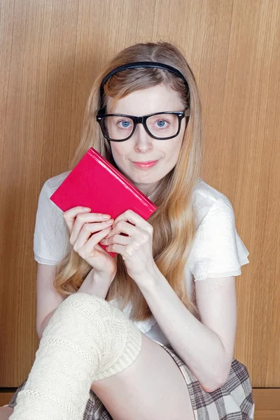 Menina segurando livro — Fotografia de Stock