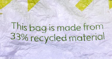 Geri dönüşümlü plastik poşet genellikle marketten alınır.