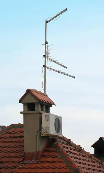 Stary Dach Domu Anteną Klimatyzacją Metalowe Pudełko Górze — Zdjęcie stockowe