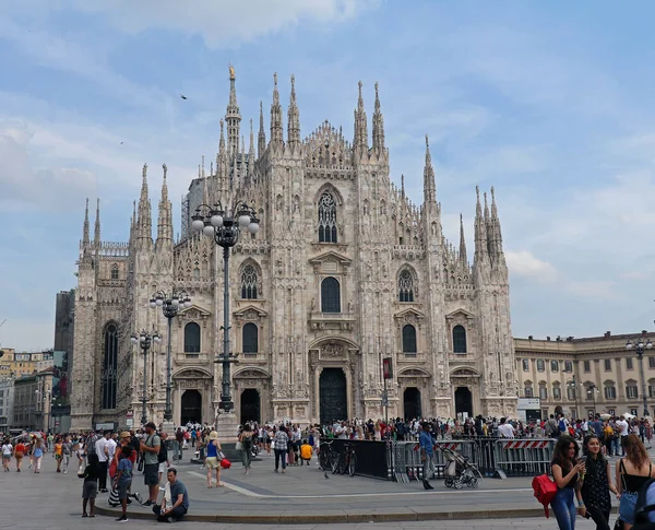 Milaan Italië Juni 2019 Grote Menigte Toeristen Staat Voor Duomo — Stockfoto