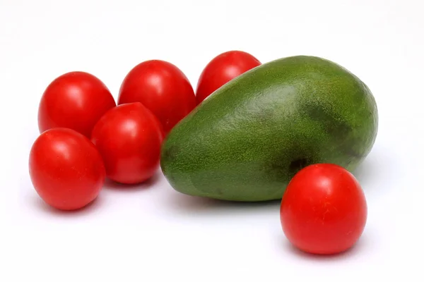 Świeże Organiczne Awokado Czerwone Pomidory Białym Tle — Zdjęcie stockowe
