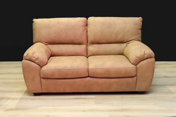 Comfortabele Beige Leren Sofa Binnenkant Met Houten Vloer — Stockfoto