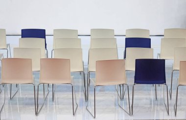 İç kısımda birkaç sıra boş sandalye koltukları