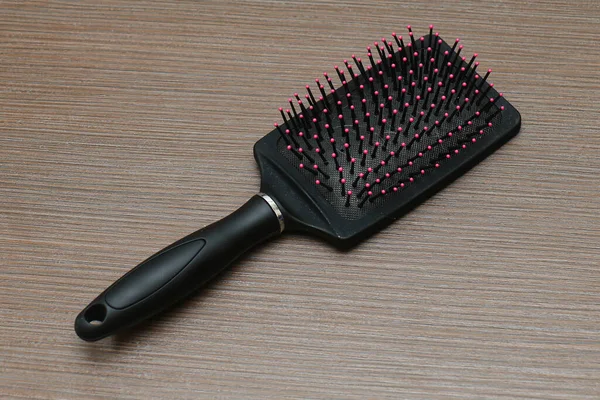 Brosse Cheveux Plastique Accessoire Beauté Sur Table Bois Marron — Photo