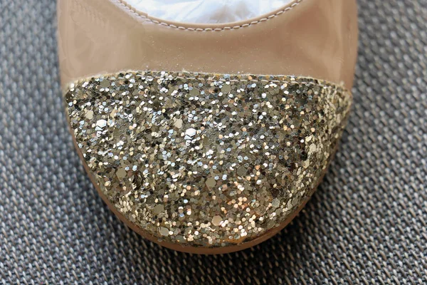 Moderne Sprankelende Leren Schoen Met Gouden Glittertenen — Stockfoto