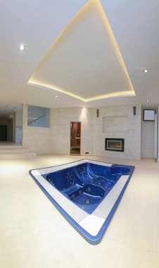 Lüks banyo içinde büyük boş bir jakuzi.