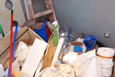 Ev dekorasyonundan sonra büyük kirli yenileme araçları