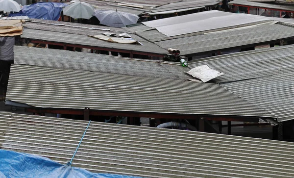 빗물을 시장을 골함석 지붕면 — 스톡 사진