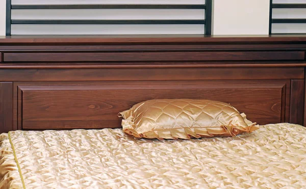 침대에 베갯잇을 금박을 입히는 — 스톡 사진