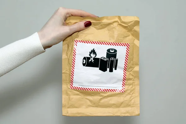 Envelope Feminino Mão Segurando Com Etiqueta Aviso Bateria Pacote Seguro — Fotografia de Stock