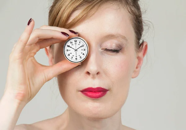 Retrato Mujer Joven Con Ojo Cerrado Otro Con Reloj Que — Foto de Stock