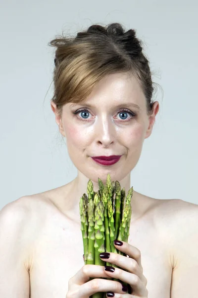 Mooie Jonge Vrouw Houden Asperges Haar Handen Tonen Eten Gezond — Stockfoto