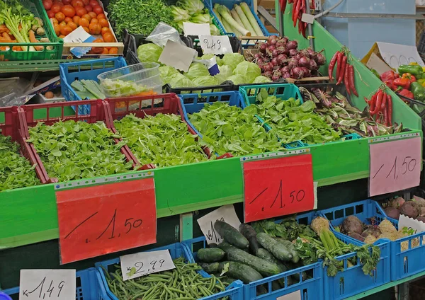 Färgglada Färska Ekologiska Råa Grönsaker Plastlådor Liten Marknad — Stockfoto