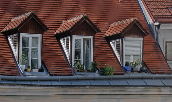 Small Windows Top Old Retro House Roof — Stock Photo, Image