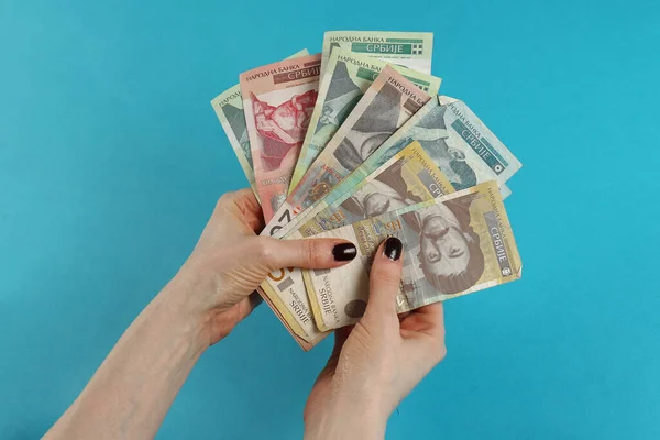 Manos Femeninas Sosteniendo Billetes Dinares Serbios Sobre Fondo Azul —  Fotos de Stock
