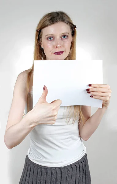 Jovem Mulher Segurando Polegar Para Cima Papel Branco Outra Mão — Fotografia de Stock