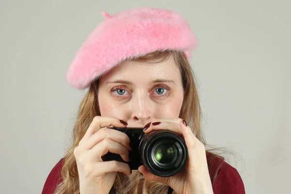 Jong Tiener Meisje Met Kleine Moderne Digitale Camera Het Nemen — Stockfoto
