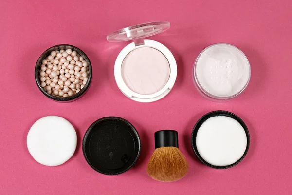 Ajuste Maquillaje Polvos Reflejos Utilizados Cara Con Cepillo Maquillaje Sobre — Foto de Stock