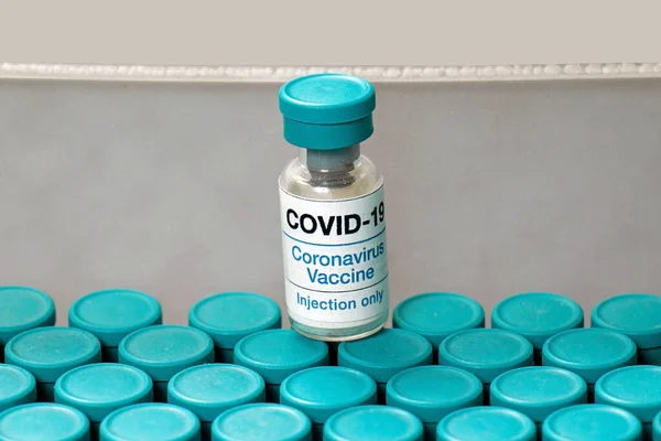 Covid Lahvička Vakcíny Uvnitř Dopravníku Farmaceutické Továrně — Stock fotografie