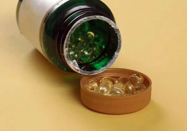Vitamina Suplemento Gel Pílulas Pilha Dentro Tampa Plástico Recipiente — Fotografia de Stock