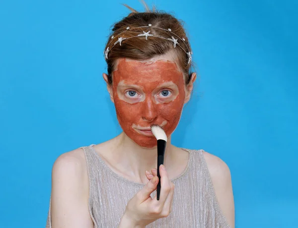 Mooie Blauwe Ogen Meisje Met Minerale Klei Masker Huidverzorging Behandeling — Stockfoto