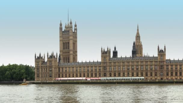 Parlamentshus Vid Themsens Kust Med Big Ben Tower Och Westminster — Stockvideo