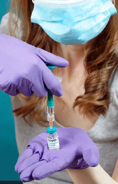 Enfermera Médica Que Sostiene Vial Vacuna Covid Jeringa Con Guantes —  Fotos de Stock