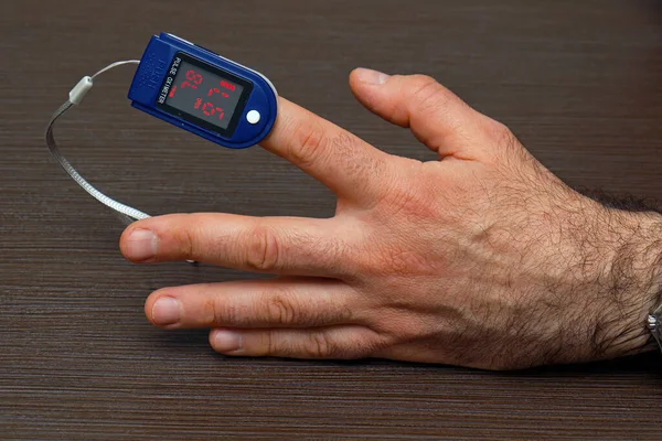 Pulse Oximeter Device Male Hand Measuring Oxygen Saturation Pulse Rate — Stock Photo, Image