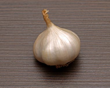 Tahta arka planda taze organik sarımsak soğanı.