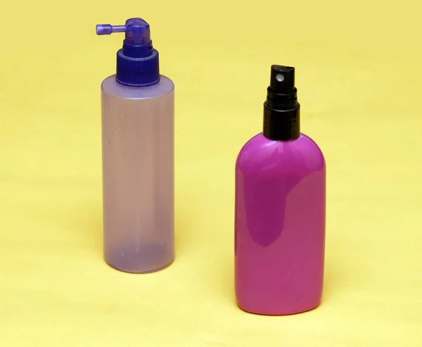 Prodotti Bagno Colorati Bellezza Spray Utilizzo Capelli Corpo Sfondo Giallo — Foto Stock