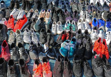 Pazarda satılan büyük spor ayakkabıları yığını.