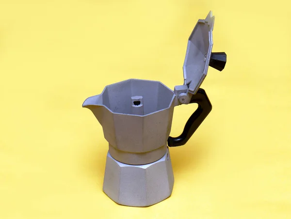 Traditionelle Italienische Kaffeekanne Aus Silber Mit Offenem Deckel Auf Gelbem — Stockfoto