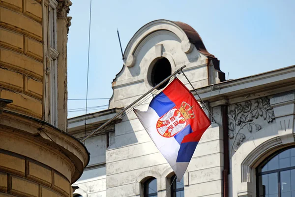 Srbská Vlajka Visící Fasádě Budovy Větru — Stock fotografie
