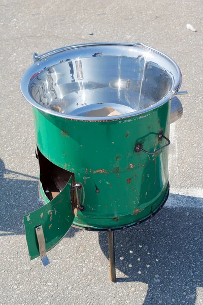 Leere Metalltonne Zum Kochen Beim Zelten Mit Holzfeuer Auf Dem — Stockfoto