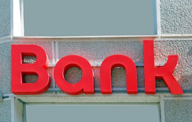 Şehir merkezindeki bina cephesine bağlı banka tabelaları