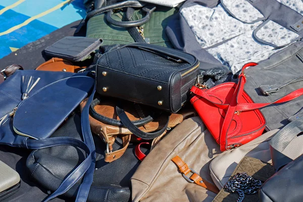 Bunte Handtaschen Modeaccessoires Stapeln Sich Auf Outdoor Markt — Stockfoto