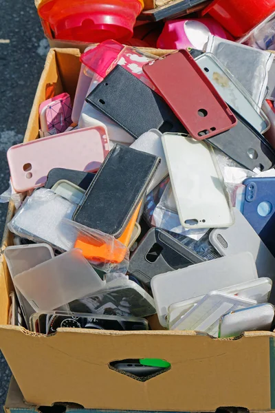 Zestaw Ochronnych Futerałów Telefony Komórkowe Pudełku Tekturowym Sprzedawanym Rynku — Zdjęcie stockowe