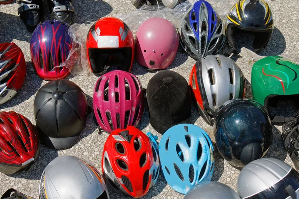 Şehirde güvenli bisiklet sürmek için renkli bisiklet koruyucu başlıklar