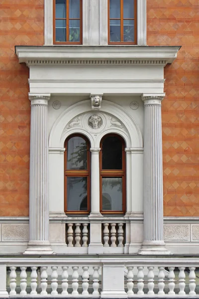 Eski Binanın Dış Cephesinde Balkon Sütunları Olan Kadim Pencere — Stok fotoğraf