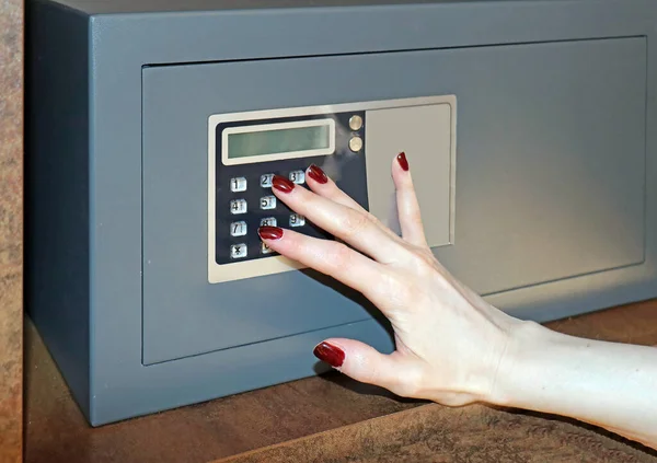 酒店房间保险柜上的女性人手打字密码 — 图库照片