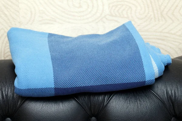 Morbida Coperta Blu Sopra Divano Letto — Foto Stock