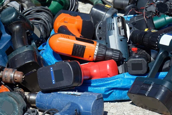 Mucchio Trapani Usati Batteria Venduti Sul Mercato Delle Pulci — Foto Stock