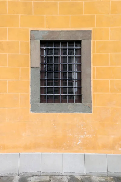 Закрытое Квадратное Окно Металлическим Забором Фасаде Каменного Дома — стоковое фото