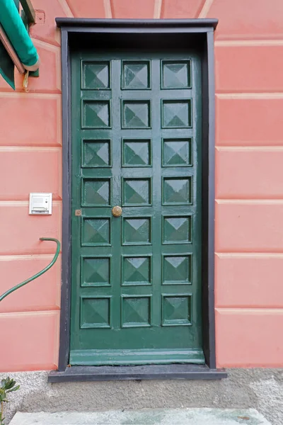 Закрытая Металлическая Входная Дверь Фасадом Каменного Дома — стоковое фото