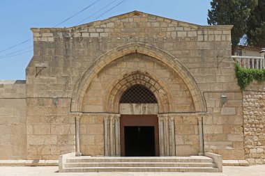 Taş cepheli antik bina mimarisinin giriş kapısı