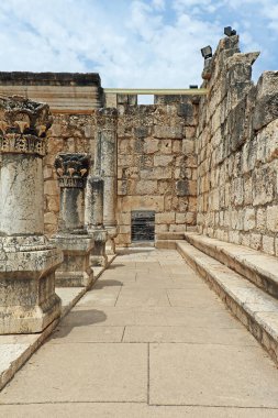 Antik Roma mimarisini taş tuğla duvarlar ve sütunlarla harap etti