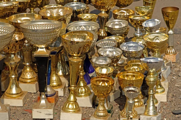 Rengeteg Vintage Arany Trófea Díjat Adtak Bolhapiacon — Stock Fotó