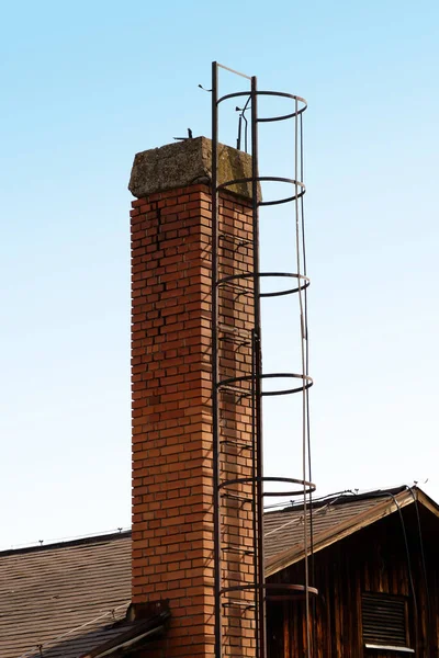 Brick Chimney Safety Ladder Old House Exterior — Stock Photo, Image