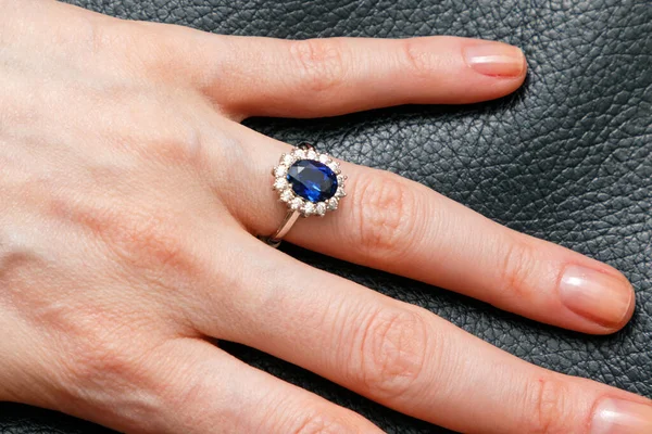 Grote Ovale Blauwe Saffierring Met Diamanten Aan Vrouwelijke Hand — Stockfoto