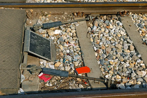 Brudny Stary Pociąg Kolejowy Metalowe Tory Wywrotki Kamyczków — Zdjęcie stockowe